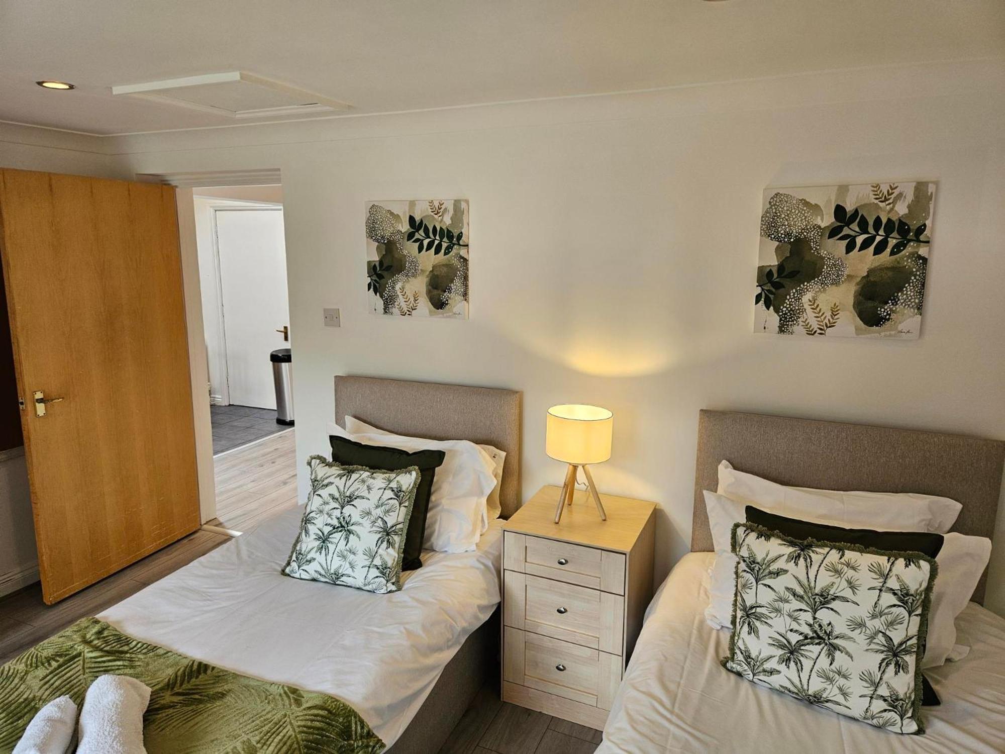 Redcot Gardens Stamford 4 Bed Contractor Familt Home With Parking Exteriér fotografie